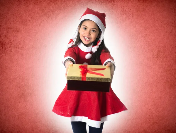 Feliz joven guapo hombre con sombrero de santa celebración de compras rojas — Foto de Stock