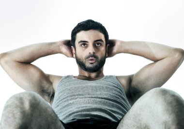 Sit yapıyor çalışan kıyafetlerle çekici Latin spor adamı