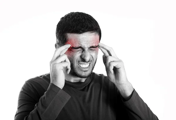 Νέος άνδρας με γενειάδα που πάσχουν πονοκέφαλο και την ημικρανία στην έκφραση του πόνου — Φωτογραφία Αρχείου