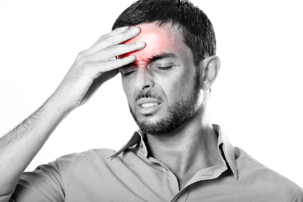 Jeune homme souffrant de barbe Maux de tête et migraine dans l'expression de la douleur — Photo