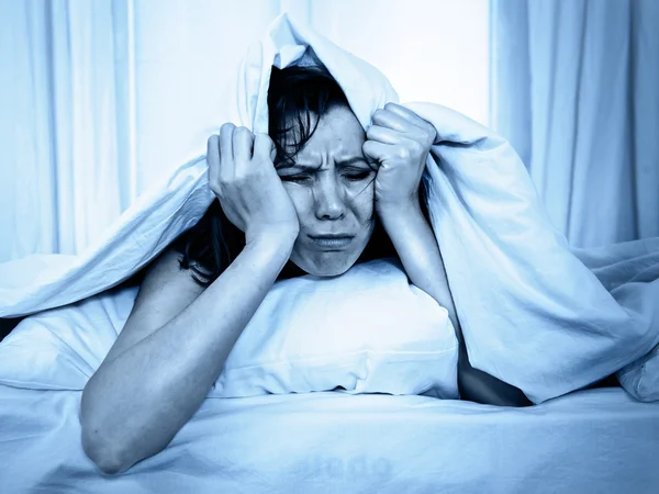 Jeune femme au lit souffrant d'insomnie de stress et de troubles du sommeil — Photo