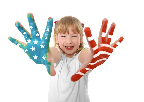 Joyeux doux et mignon petite fille aux cheveux blonds montrant les mains peintes avec drapeau des États-Unis — Photo