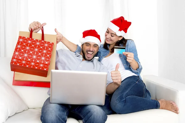 Молодая привлекательная латиноамериканская пара влюбленная онлайн покупки Рождество с компьютером — стоковое фото