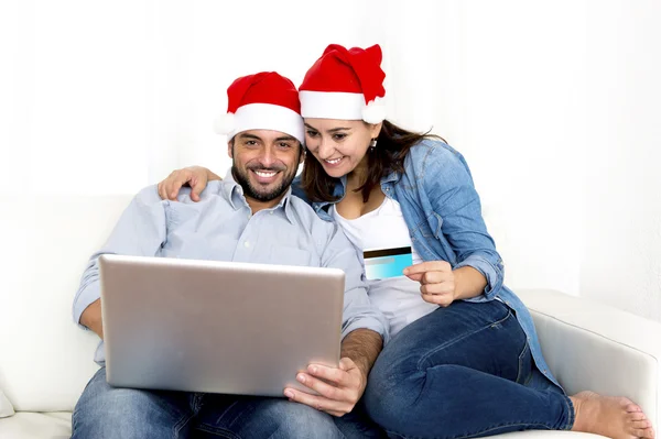 Joven pareja hispana atractiva enamorada compras de Navidad en línea con la computadora — Foto de Stock