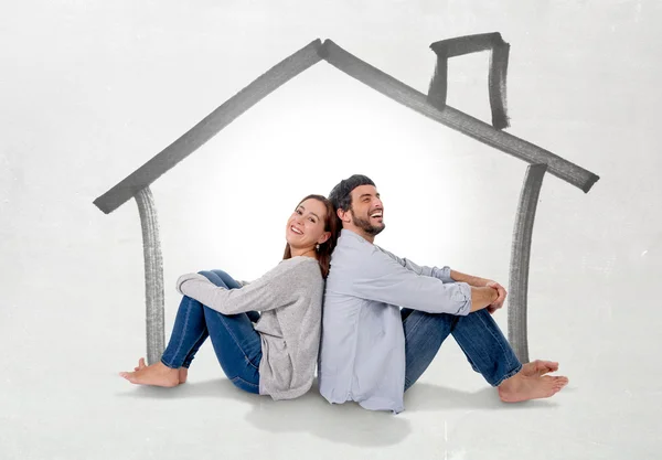 Casal jovem sonhando e imaginando sua nova casa em conceito de estado real — Fotografia de Stock