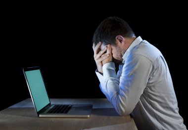 Genç işadamı ile hayal kırıklığı ve depresyon içinde bilgisayar laptop Masası üzerinde vurguladı
