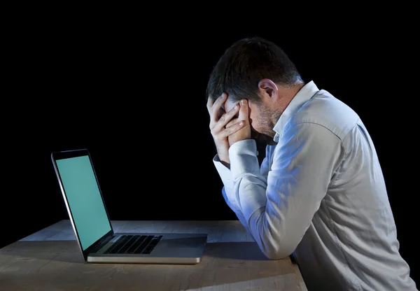 Jovem homem de negócios estressado trabalhando na mesa com laptop de computador em frustração e depressão — Fotografia de Stock