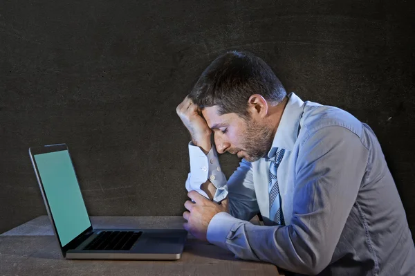 Junger gestresster Geschäftsmann arbeitet frustriert und depressiv am Schreibtisch mit Computer-Laptop — Stockfoto