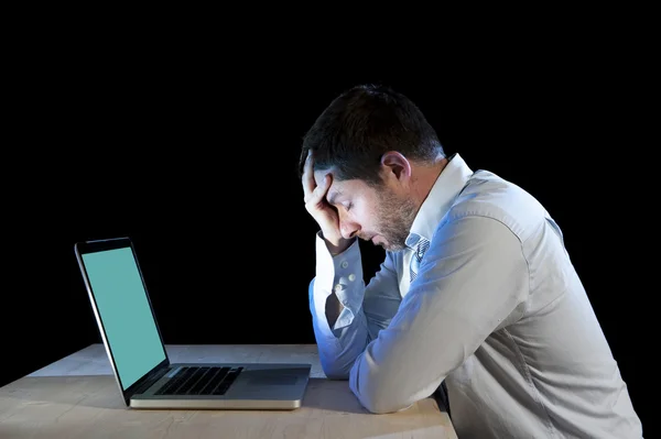 Junger gestresster Geschäftsmann arbeitet frustriert und depressiv am Schreibtisch mit Computer-Laptop — Stockfoto