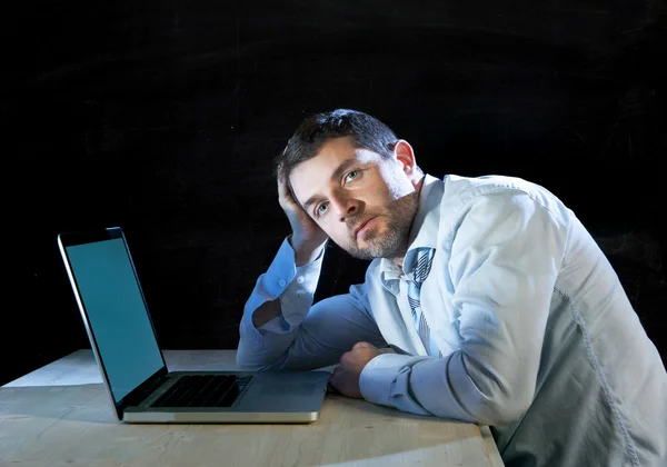 Joven empresario estresado trabajando en el escritorio con ordenador portátil en la frustración y la depresión — Foto de Stock