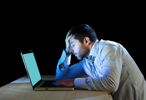 Junger gestresster Geschäftsmann arbeitet frustriert und depressiv am Schreibtisch mit Computer-Laptop — Stockfoto