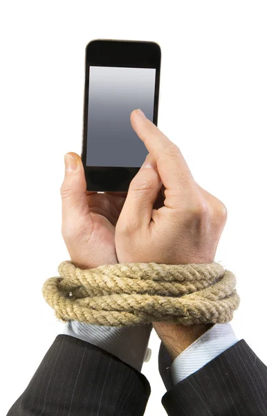 Handen van zakenman verslaafd aan mobiele telefoon touw bond polsen in smartphone internet verslaving — Stockfoto