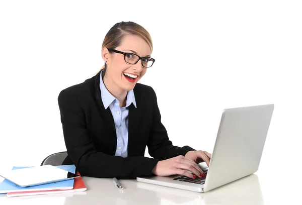 Молодая привлекательная деловая женщина, работающая счастливо улыбаясь в успехе на работе концепции — стоковое фото