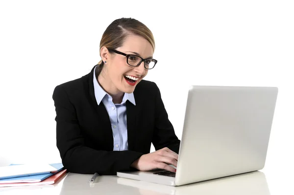 Unga attraktiva affärskvinna arbetande nöjd leende i framgång på arbetskonceptet — Stockfoto