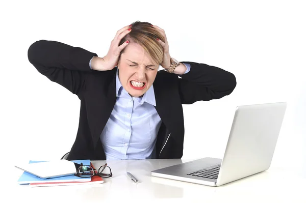 Aantrekkelijke zakenvrouw gefrustreerd uitdrukking bij office werken — Stockfoto