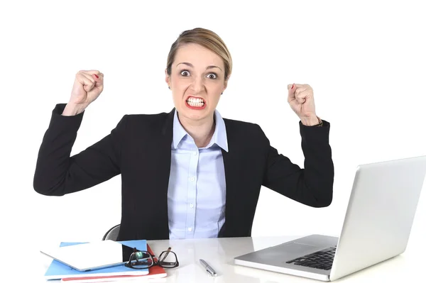 Aantrekkelijke zakenvrouw gefrustreerd uitdrukking bij office werken — Stockfoto