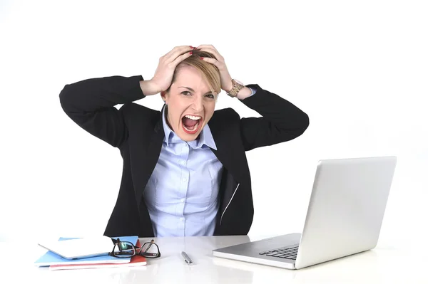 Aantrekkelijke zakenvrouw gefrustreerd uitdrukking bij office werken — Stockfoto