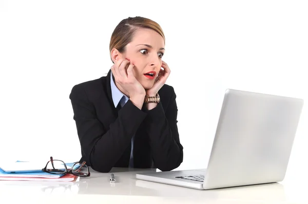 Mujer de negocios sentada en el escritorio de la oficina trabajando con el ordenador portátil en el estrés buscando molesto — Foto de Stock