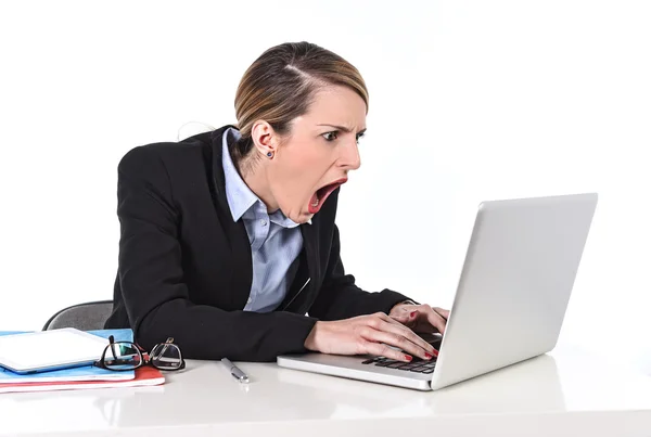 Geschäftsfrau sitzt im Stress am Schreibtisch und arbeitet mit Laptop — Stockfoto