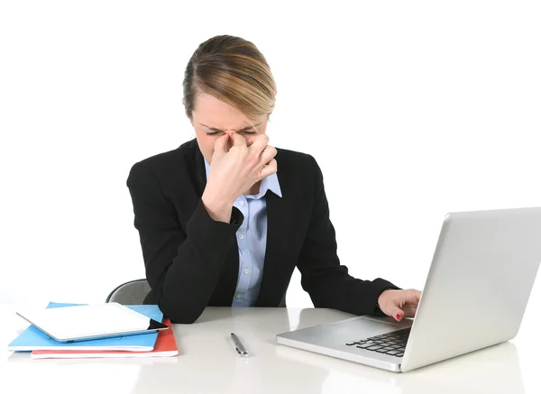 Giovane donna d'affari che lavora nello stress e mal di testa al computer ufficio frustrato — Foto Stock