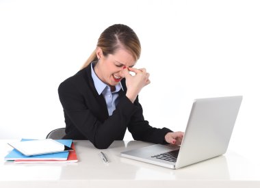 Ofis bilgisayarı sinirli stres çalışan genç iş kadını