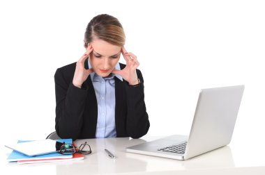 Ofis bilgisayarı sinirli stres çalışan genç iş kadını