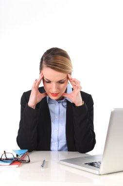 Ofis bilgisayarı sinirli stres çalışan genç iş kadını