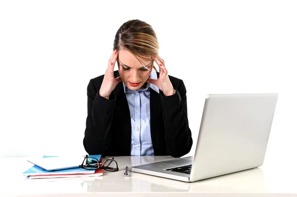Ung affärskvinna arbetar i stress på kontorsdator frustrerad — Stockfoto