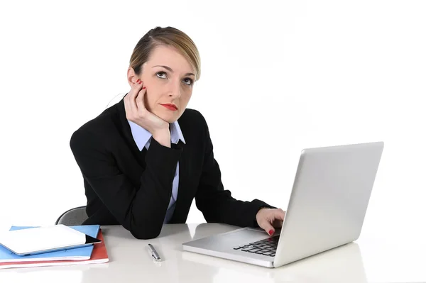 Привлекательная деловая женщина думает и выглядит обезумевшей во время работы за компьютером — стоковое фото
