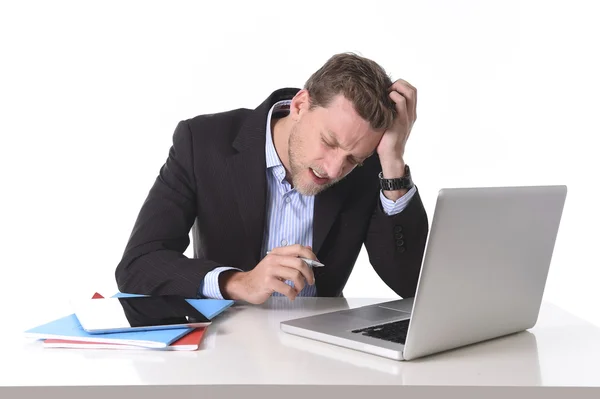 Atrakcyjny biznesmen działanie stresu na biurku komputer biurowy cierpienie ból głowy — Zdjęcie stockowe
