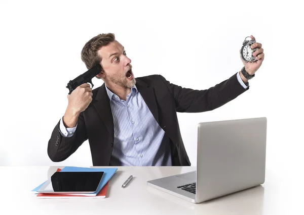 Empresario apuntando arma a cabeza sosteniendo reloj en el trabajo extra y el concepto de trabajo de horas extras —  Fotos de Stock