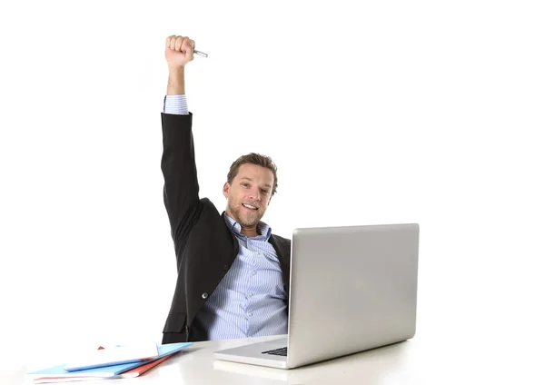Молодой привлекательный бизнесмен счастлив и суетлив на работе в офисе сидя за компьютерным столом удовлетворены празднуя — стоковое фото