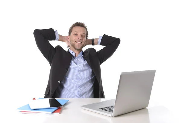 Homem de negócios atraente feliz no trabalho sorrindo relaxado na mesa de computador — Fotografia de Stock