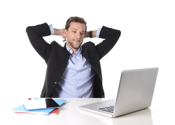 Homem de negócios atraente feliz no trabalho sorrindo relaxado na mesa de computador — Fotografia de Stock