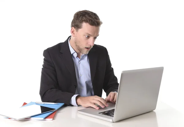 Joven atractivo europeo hombre de negocios trabajando en el estrés en escritorio de oficina ordenador mirando monitor en estado de shock — Foto de Stock