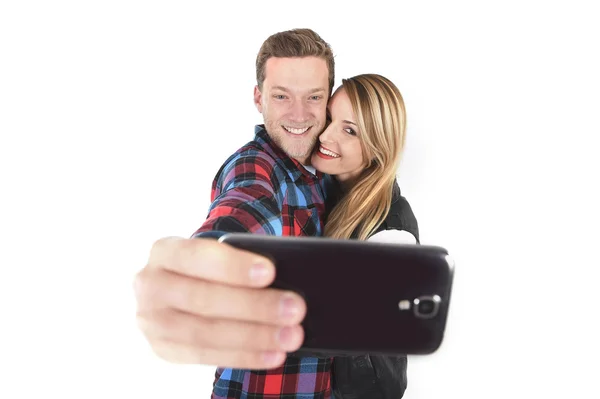 Jonge mooie Amerikaanse echtpaar in liefde nemen van romantische zelfportret selfie foto samen met mobiele telefoon — Stockfoto