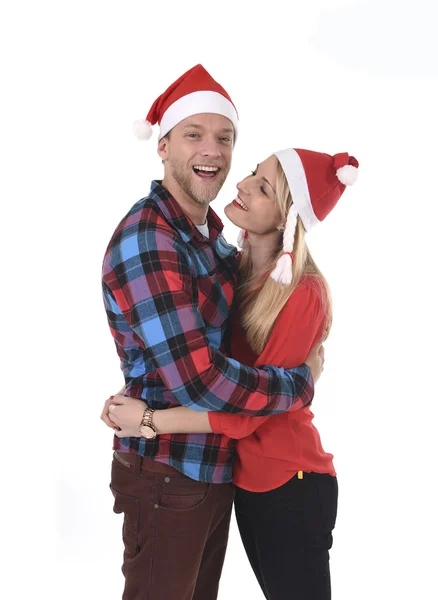 Christmas unga vackra par i Santa hattar i älskar leende glada tillsammans kramar varandra sweet — Stockfoto