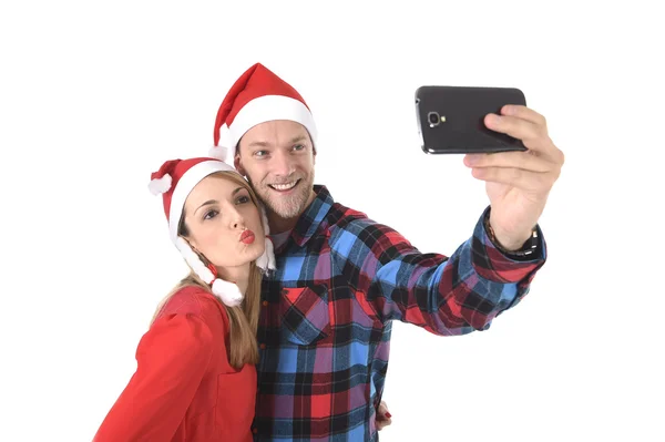 Joven pareja romántica en el amor tomar selfie foto del teléfono móvil en Navidad —  Fotos de Stock