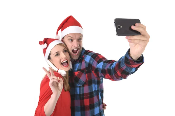 Joven pareja romántica en el amor tomar selfie foto del teléfono móvil en Navidad —  Fotos de Stock