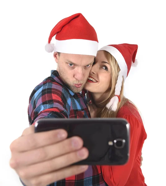 Mladý romantický pár v lásce s selfie mobil foto na Vánoce — Stock fotografie