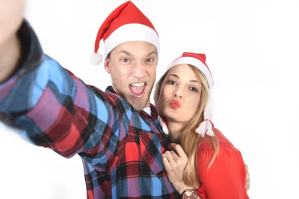 Jonge romantisch paar verliefd selfie mobiele telefoon foto nemen met Kerstmis — Stockfoto