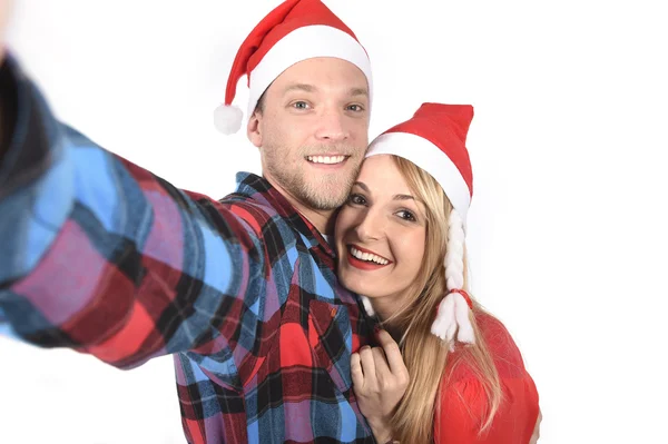 Jovem casal romântico no amor tirar selfie foto do telefone móvel no Natal — Fotografia de Stock