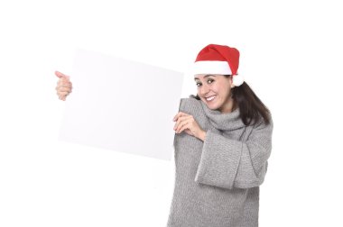 Noel Baba Noel şapka boş billboard tutan genç tatlı Latin kadın 