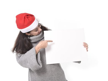 Noel Baba Noel şapka işaret boş bi genç tatlı Latin kadın