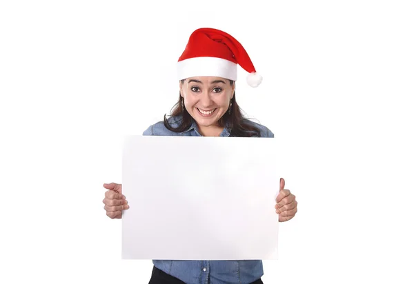 Ung söt Latin kvinna i Santa jul hatt hålla Tom bil — Stockfoto