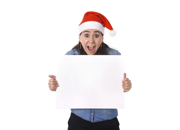 Jovem doce mulher latina em Santa chapéu de Natal segurando outdoor em branco — Fotografia de Stock