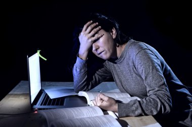 stres ve çalışmak için sınav kitapları bilgisayar dizüstü ile gece geç saatlerde genç çaresiz Üniversite öğrenci kız