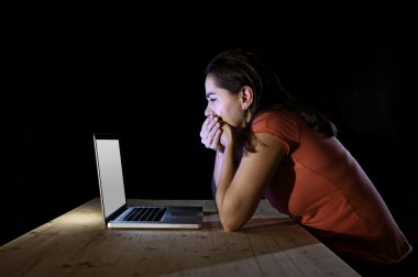  bilgisayar tek başına geç gece stres ile çalışan depresif çalışan veya öğrenci kadın 