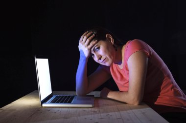  bilgisayar tek başına geç gece stres ile çalışan depresif çalışan veya öğrenci kadın 