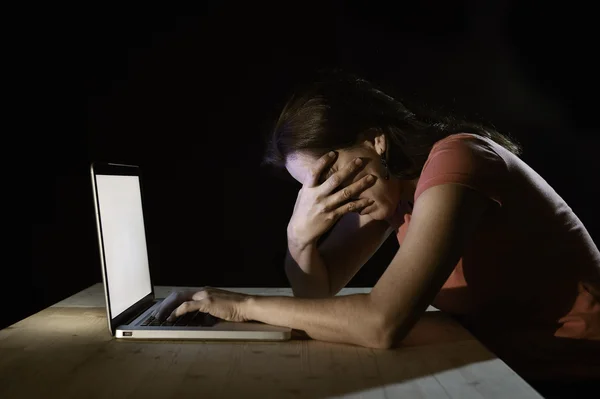 Trabajadora deprimida o estudiante que trabaja con computadora sola hasta altas horas de la noche en estrés —  Fotos de Stock